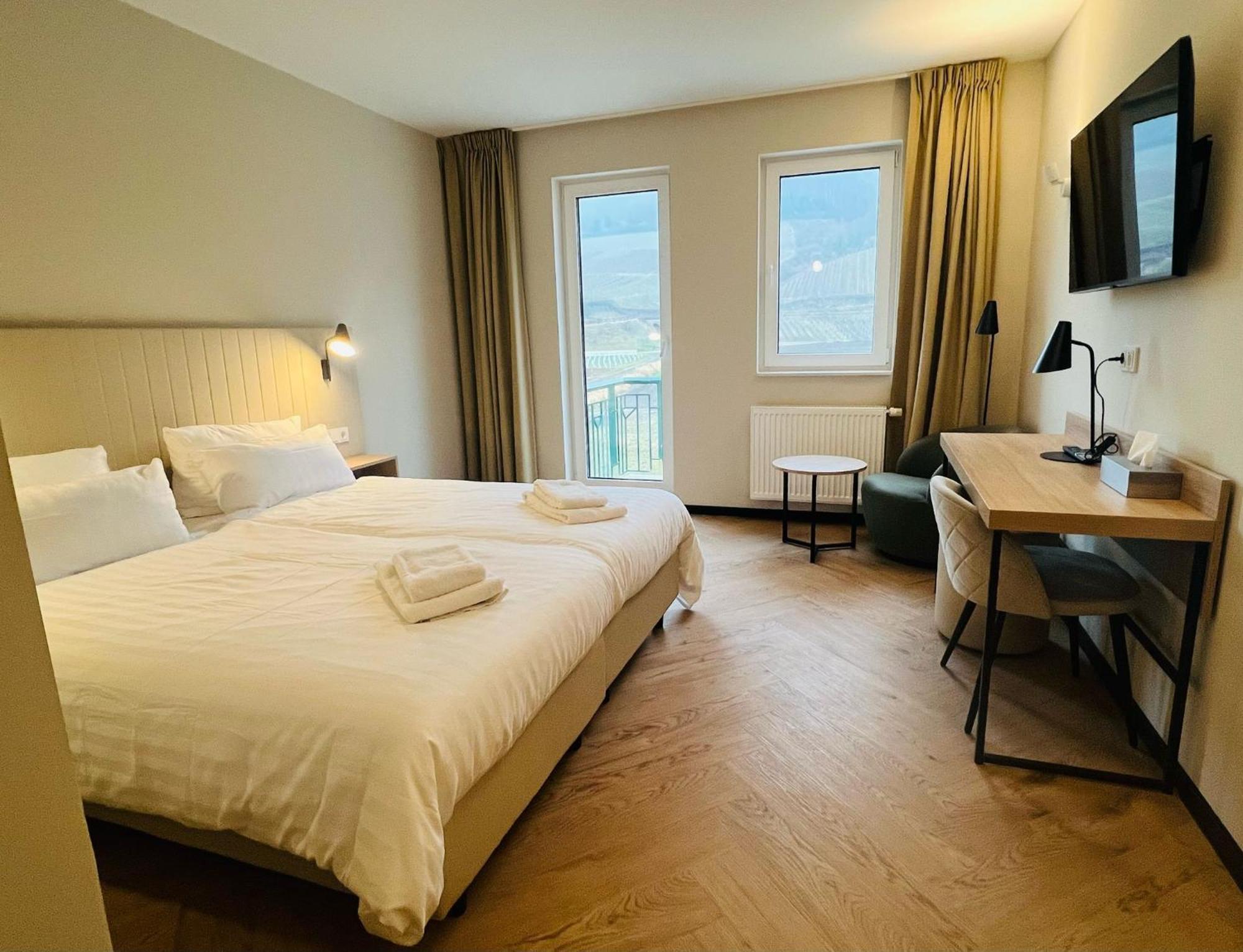 May Hotel Майшос Экстерьер фото